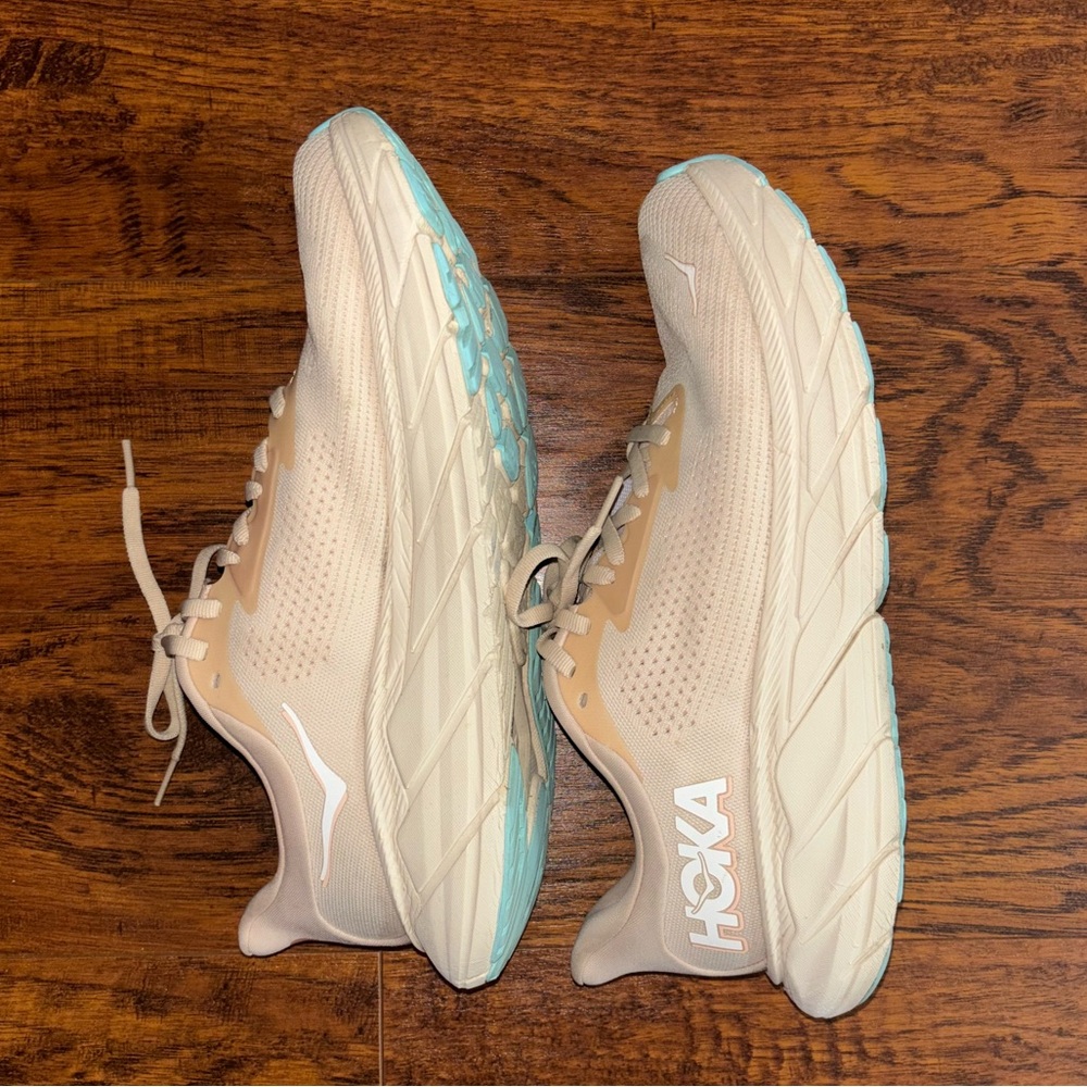 Hoka One One Arahi 7 Running Shoes Women’s Athletic Sneakers in Vanilla Cream - Picture 4 of 7